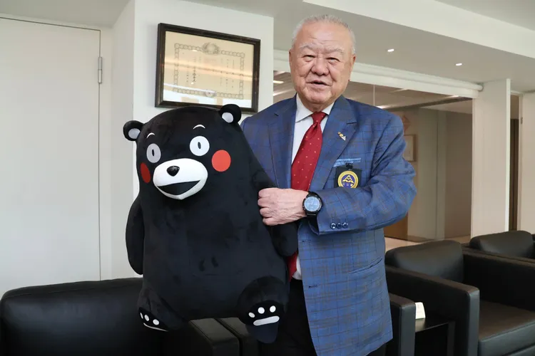 林伯豐的辦公室，收藏了各式各樣赴日參訪時的紀念物品，包括可愛的熊本熊吉祥物玩偶。莊宗達攝