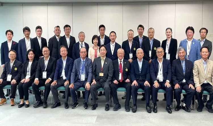 林伯豐10月下旬率三三會成員赴日本熊本參訪，拜會熊本縣知事木村敬。三三會提供