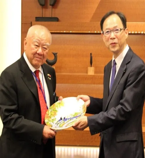 林伯豐10月下旬率三三會成員赴日參訪，拜會大分縣知事佐藤樹一郎。三三會提供