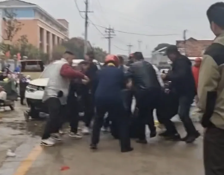 群眾圍毆司機。翻攝自微博