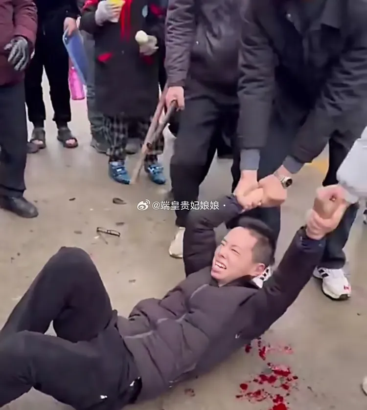 肇事司機面露詭笑被人拖出車外。翻攝自微博＠whyyoutouzhele