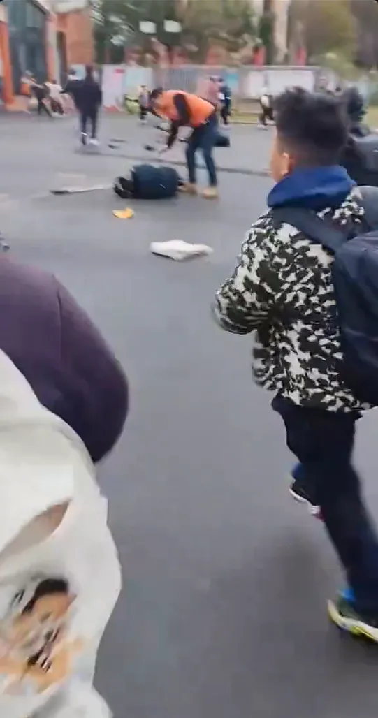 學童驚慌逃命。翻攝自Ｘ@whyyoutouzhele