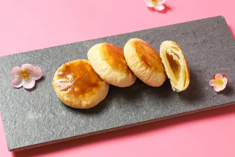 燒餅內餡嚴選天然紅柴蜂蜜與日本九鬼芝麻，層次豐富且香氣濃郁。業者提供