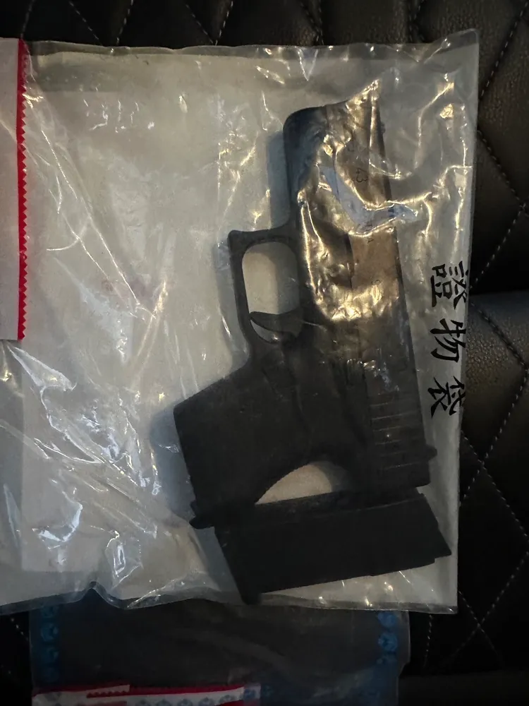 警方查扣兇槍。翻攝畫面