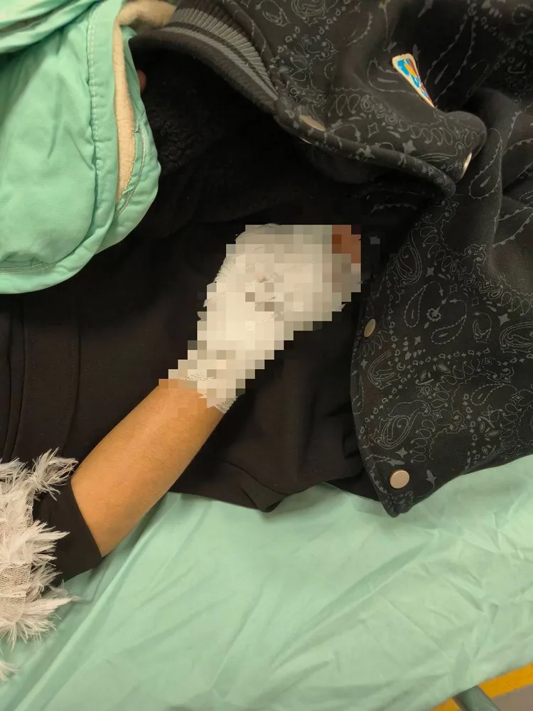 49歲林姓女子在房間玩手機，手掌卻無辜中槍。翻攝畫面