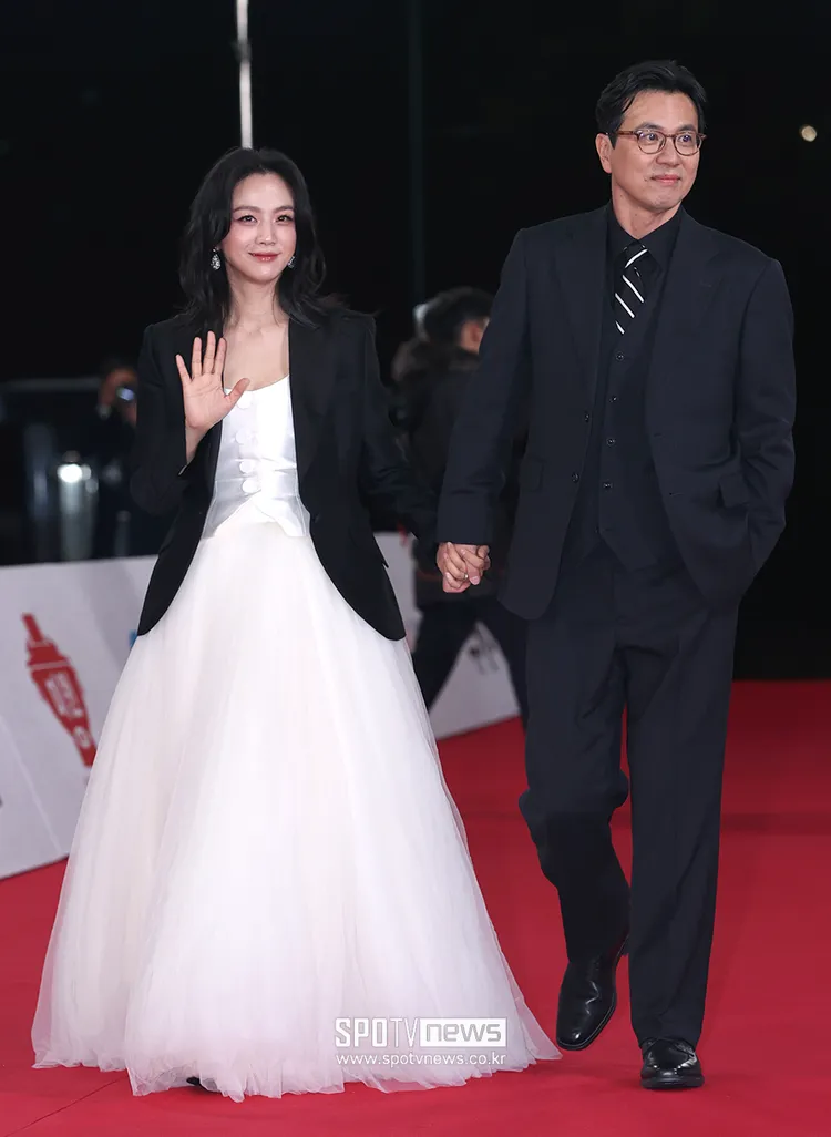 湯唯（左）、金泰勇緊牽彼此的手。翻攝SPOTV news