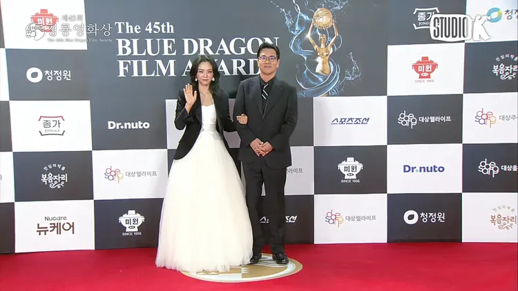 湯唯（左）、金泰勇一登場，鎂光燈閃不停。翻攝YouTube