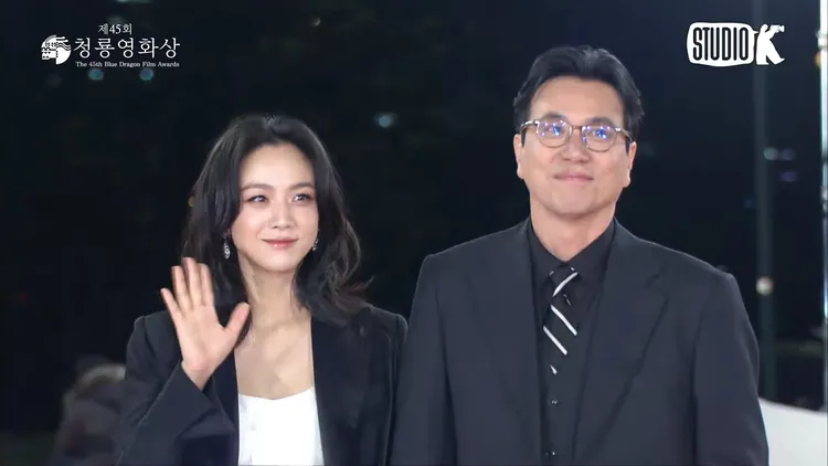 金泰勇（右）被cue跟湯唯合比愛心，露出靦腆笑容。翻攝YouTube