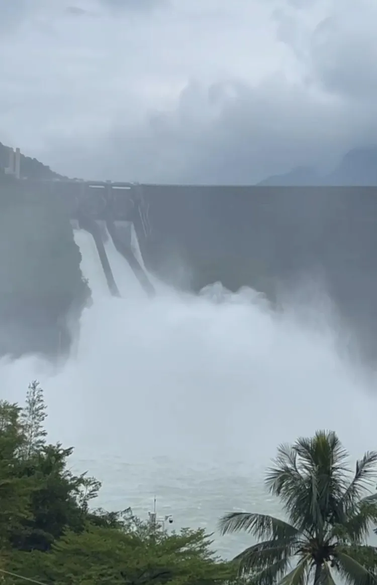 集水區降雨豐沛，曾文水庫加大放水量，今天凌晨一度來到洩洪等級。南水分署提供