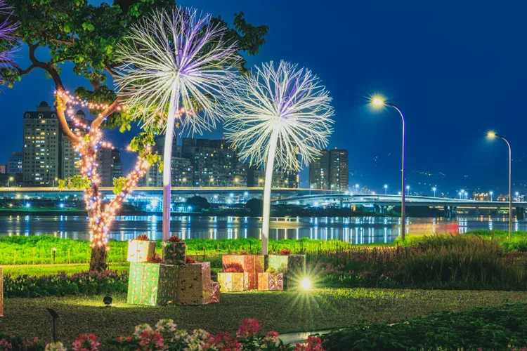 延平河濱花海的蒲公英燈夜景浪漫爆表。台北市水利處提供