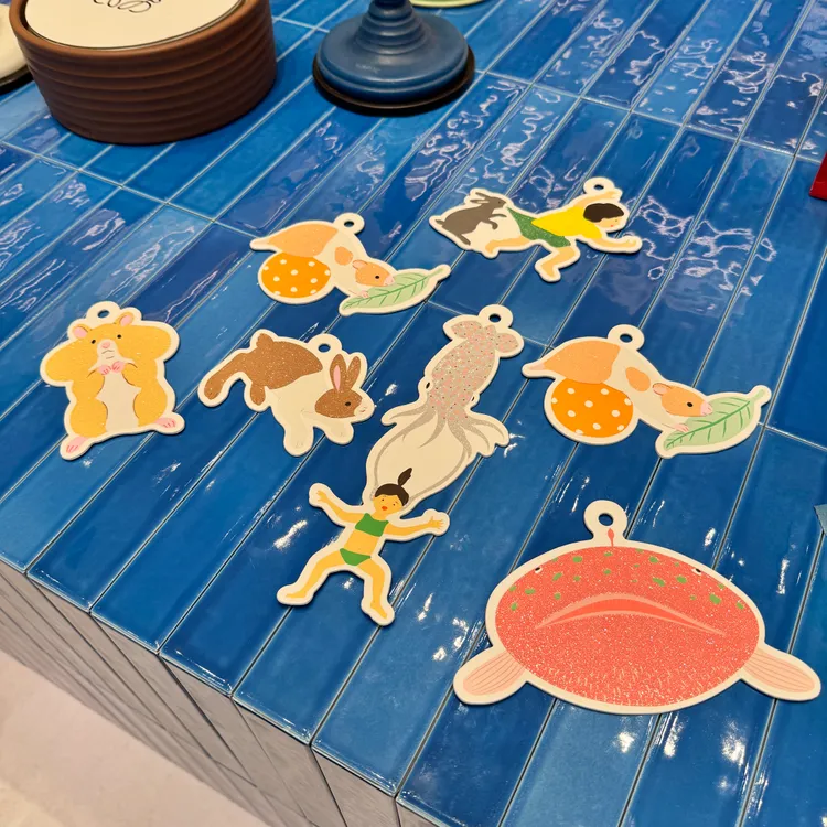 LOEWE節日系列限定包裝隨機搭配的吊牌。張家玲攝