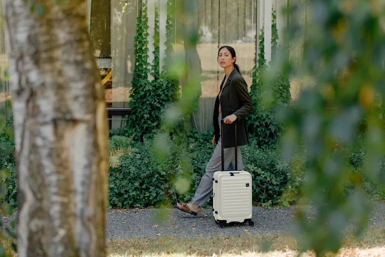 不帶雜質般的純淨低彩白色完美融入各種場景、穿搭。品牌提供