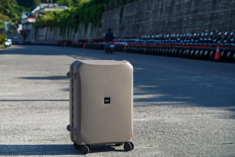 極簡控最愛的LOJEL VOJA系列則推出霧灰色。品牌提供