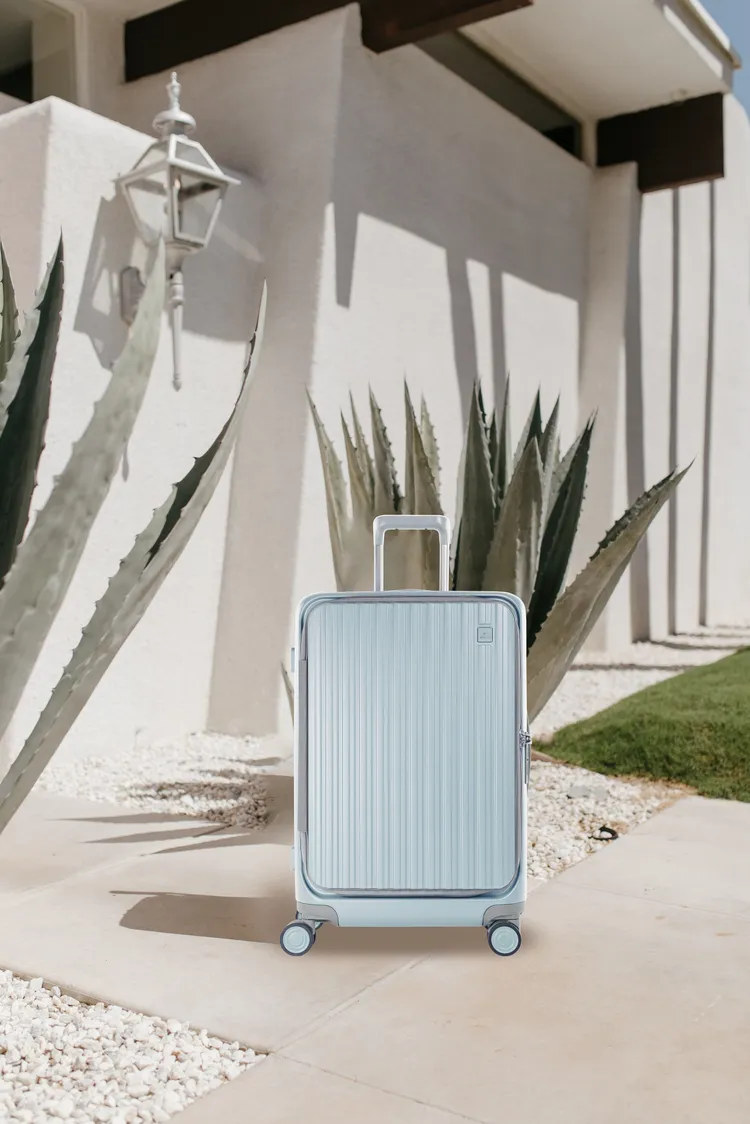 彷彿天空般的純淨藍筆觸讓人聯想到冬日白雪靄靄時的晴空。品牌提供