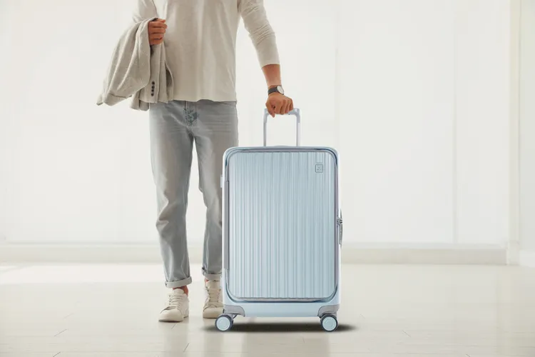 CROWN端出絕美「水空藍」新色。品牌提供