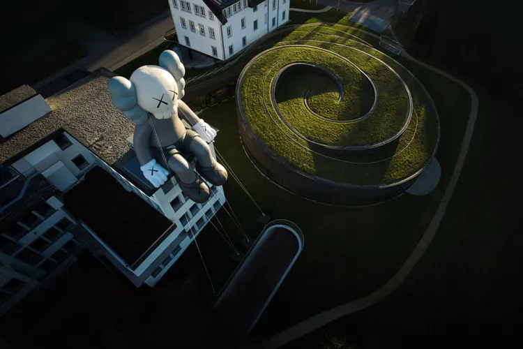 AP與紐約藝術家KAWS合作。品牌提供