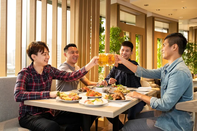 ｢饗樂三十 美味無限」住房專案，雙人入住可獲贈「遠東Café美食列車」餐券，包含早餐、午餐、下午茶及晚餐四個餐期。業者提供