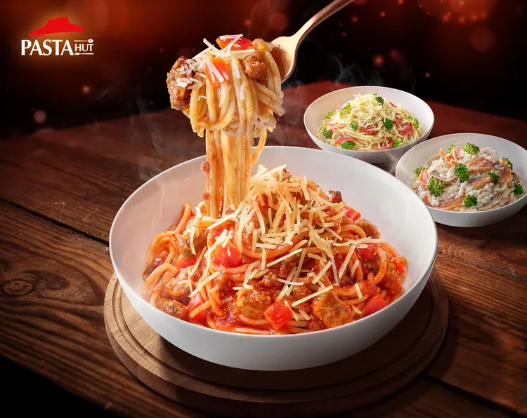 必勝客旗下的義式飯麵品牌Pasta Hut，宣布台灣人最愛的「義大利直麵」回歸。必勝客提供
