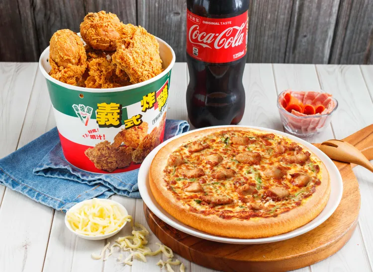 期間買炸雞桶就送免費小比薩，11月壽星再送整瓶1250ml飲料。拿坡里披薩·炸雞提供