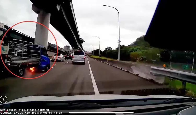 小貨車遭後方大貨車追撞當場底盤摩擦起火，被一旁經過車輛行車紀錄器拍下驚悚一幕。翻攝畫面