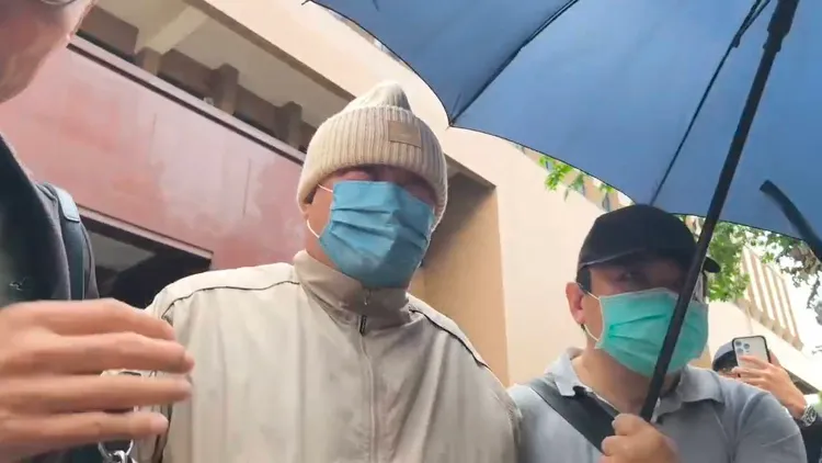 皇昌營造董事長江程金經檢方傳喚作證後離開。讀者提供