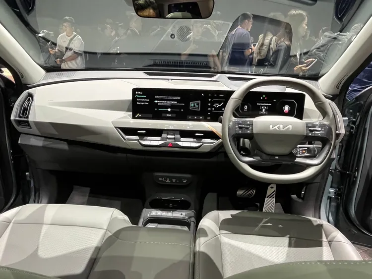 為了強調空間的開放及明亮，Kia EV5的前座採用長凳式設計，讓乘客在車內更便於交流互動，創造更加溫馨的互動空間。林浩昇攝