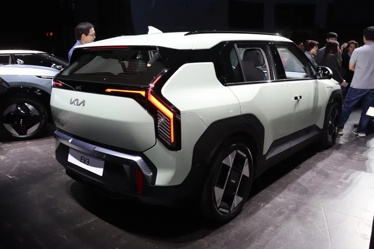 Kia EV3的車長4.3米、但卻擁有長達2.68米的軸距，讓 Kia EV3擁有寬敞舒適的車內空間。林浩昇攝