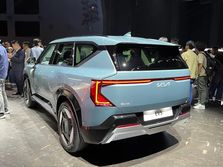 Kia EV5完美呈現「Bold for Nature」的設計精髓，以兼具個性、功能性與舒適性的創新設計，滿足現代家庭多樣化的需求。林浩昇攝