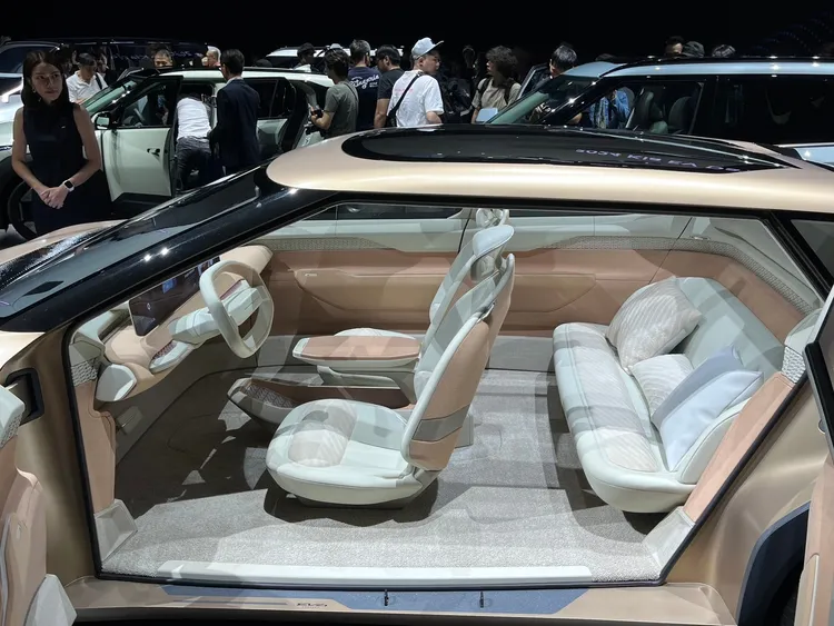 Kia Concept EV4內裝設計專注於駕駛者的舒適性和專注力，以水平寬敞、極簡風格減少視覺雜亂。林浩昇攝