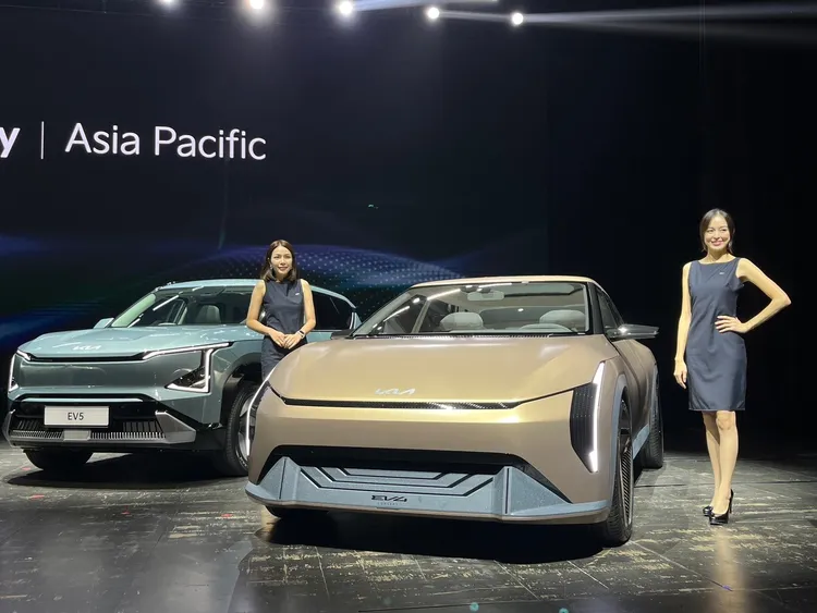 Kia Concept EV4以前衛的斜背造型跳脫傳統房車設計，搭配幾何車身線條和車體特殊材質，呈現強悍性能的熾熱跑格。林浩昇攝