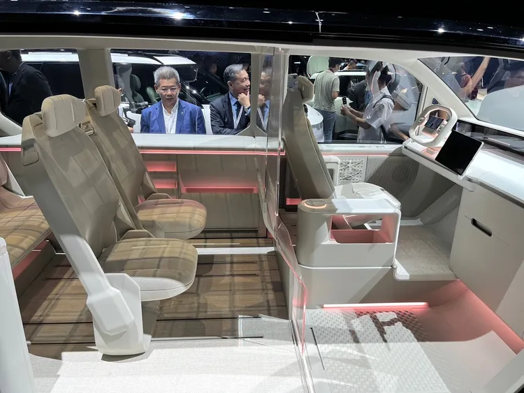 Kia Concept PV5中控台完全採用電子線傳機構，並預告可對應未來Level 4自動駕駛情境，方向盤不用時可向上翻折創造成工作平台。林浩昇攝