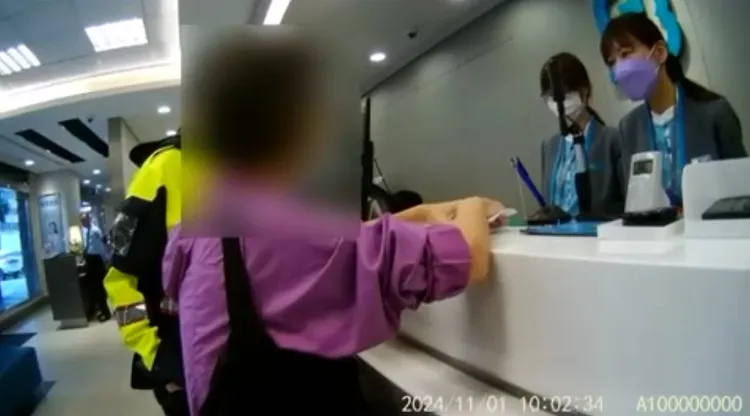 士林分局受理假交友詐騙，攔阻金額90萬元，婦人跺腳，對員警說「不要鬧了、跟你無關」。警方提供