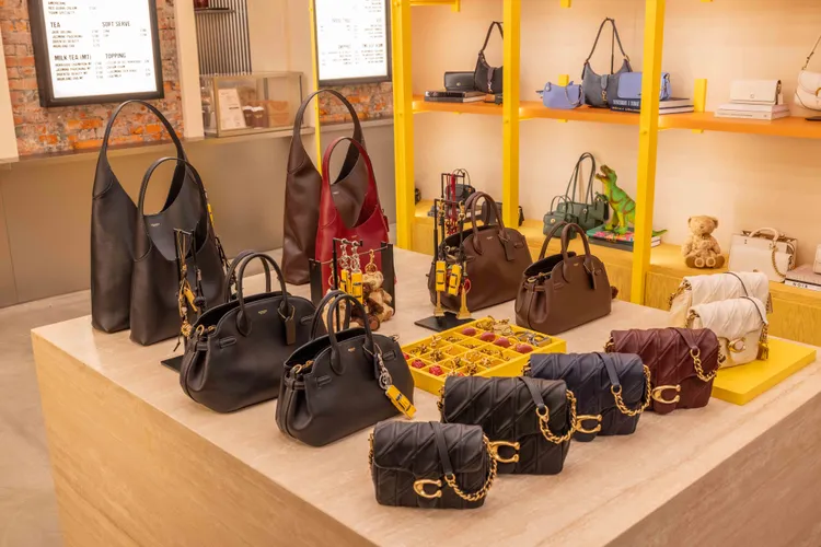 概念店中陳設出一系列包款。品牌提供