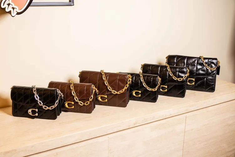 整排Chain Tabby手袋位於一樓空間。品牌提供