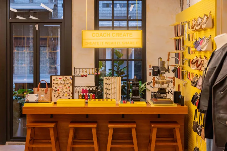 二樓Coach Create的提供個性化與定製產品的體驗。品牌提供
