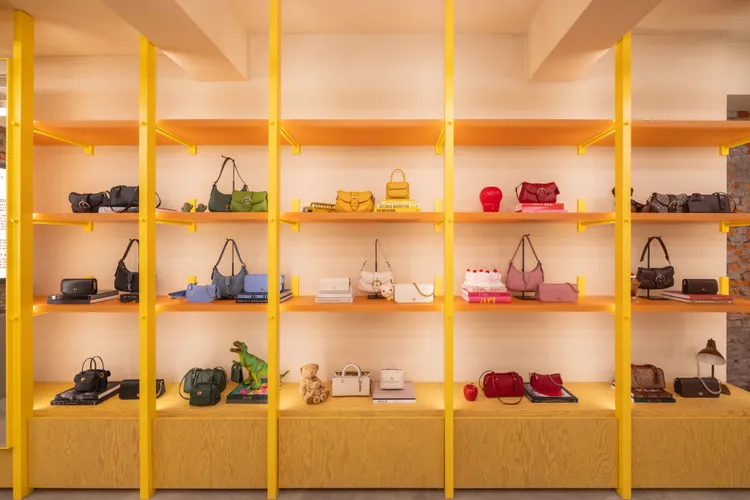 一樓空間打造出整面復刻品牌雋永設計的Coach Originals牆。品牌提供