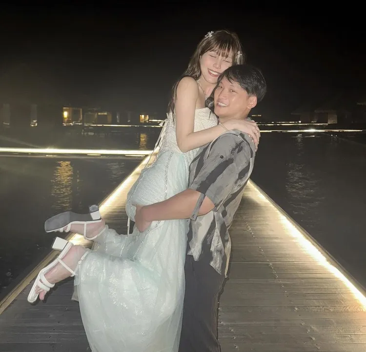 妮婭被準老公抱起來慶祝。翻攝妮婭IG