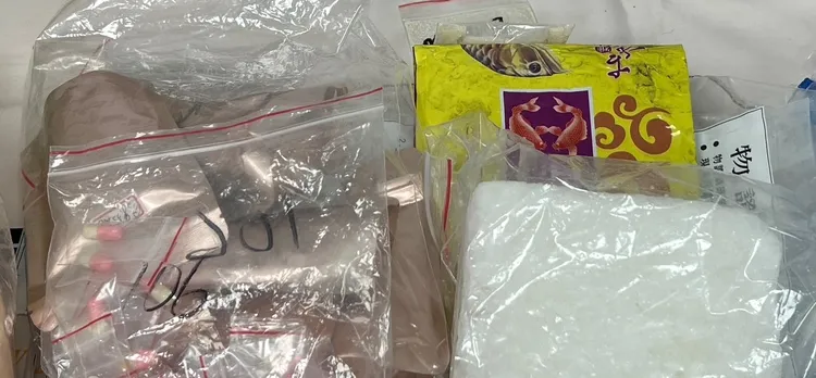 查扣的毒品包括近3千顆國內罕見第三級毒品「毒咖啡搖頭丸」。民眾提供