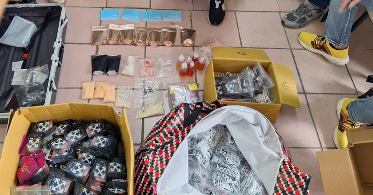 檢警查扣市價上千萬元的搖頭丸、毒咖啡包等毒品。民眾提供