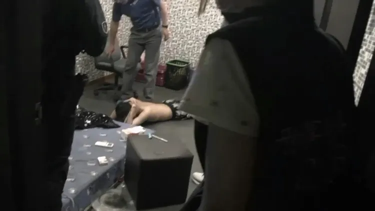 警方搜索嫌犯等人經營的移工KTV會館。民眾提供