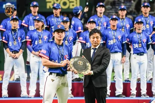 陳傑憲帶領中華隊奪冠代言全翻出討論 網問「近視雷射現在是中華隊球員標配」?