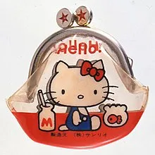 Hello Kitty首度出現在1975年販售的塑膠零錢包上。翻攝wikipedia