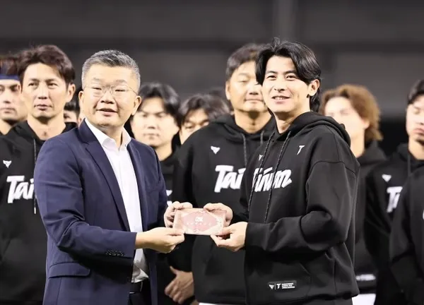 中華隊成員穿著Taiwolf的黑色帽T。翻攝TAIWOLF官網