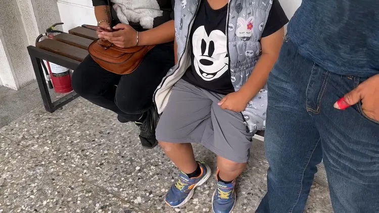 9歲男童（中）目睹爸爸砍死媽媽，哭喊希望對方被判死刑。民眾提供