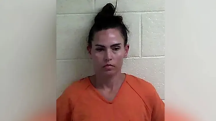 母親派特森穿上獄服照。翻攝自《紐約郵報》