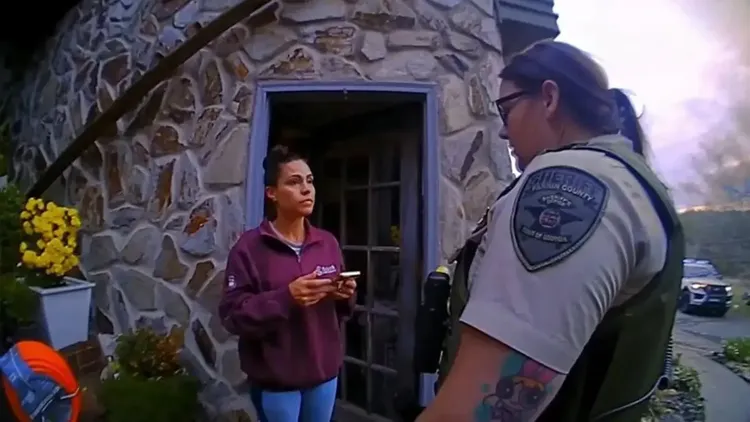 警察逮捕母親派特森。翻攝自《紐約郵報》