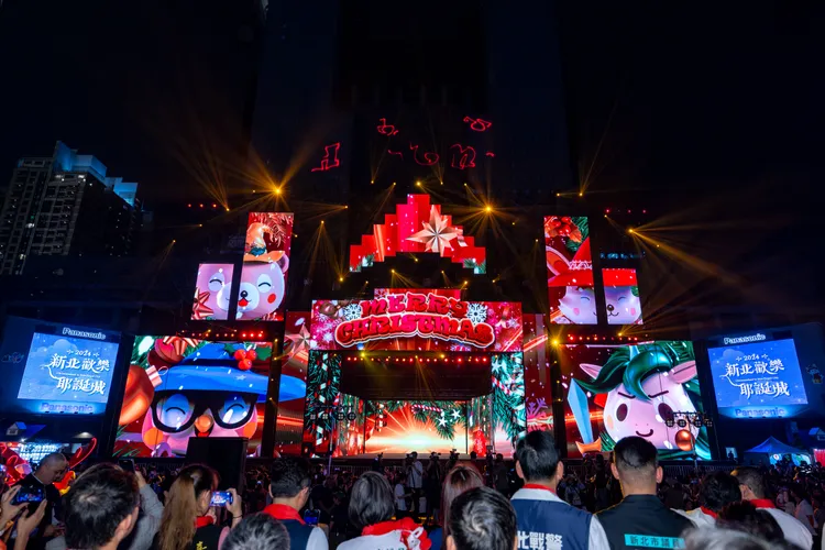 「魔幻耶誕開城之夜」點燈儀式也首度亮相完整版LED城堡主秀—奇幻宇宙，帶領民眾體驗魔幻之城的魅力。觀光局提供