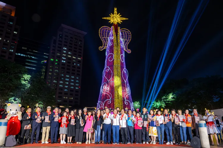 「魔幻耶誕開城之夜」聚集市府團隊、市議會團隊、合作執行團隊、贊助商及有線電視業者等多位長官及貴賓一同參與。觀光局提供