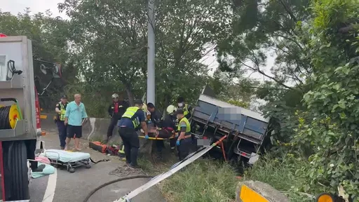 彰化小貨車失控衝邊坡釀3傷　駕駛爬出車窗！2助手骨折受困