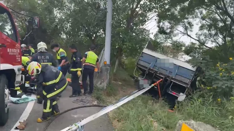 消防人員以水帶固定小貨車。民眾提供